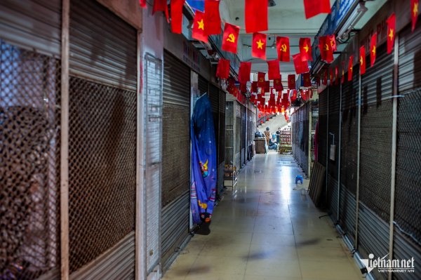 Hàng ngàn ki -ốt đóng cửa khi Việt Nam phá vỡ hàng giả