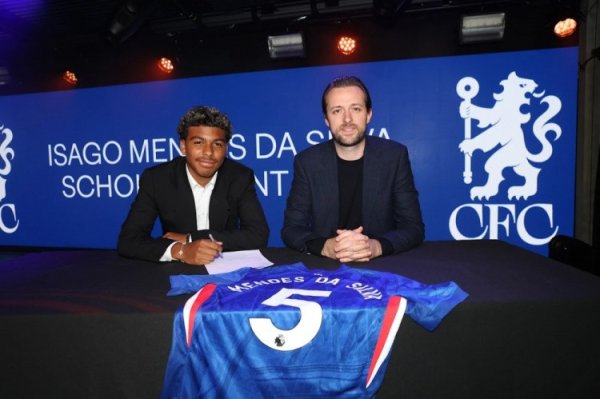 Chính thức: Chelsea ký hợp đồng học bổng với con trai của Thiago Silva và con trai của Ebue