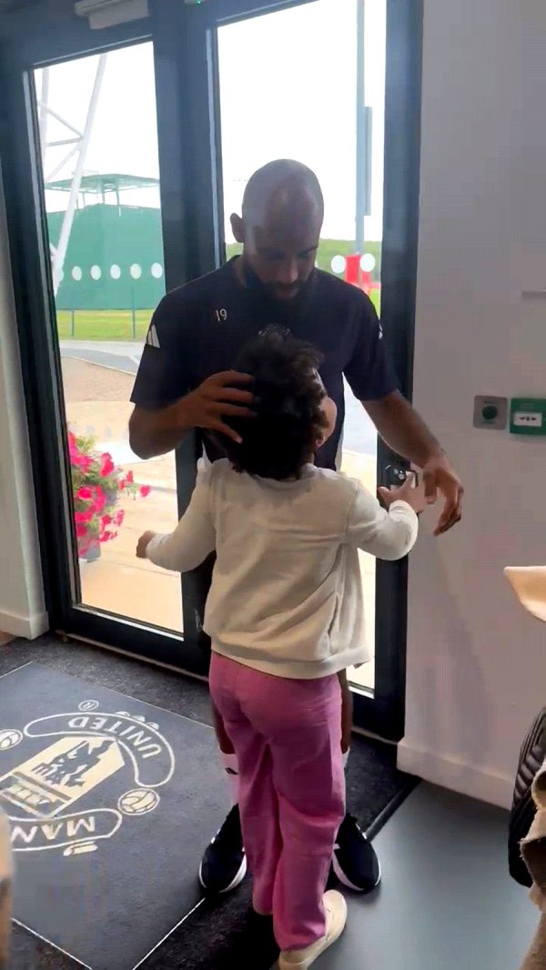 Mbemo xuất hiện ở Carrington vào ngày 19! Rashford Sancho lên máy bay và rời đi, Manchester United b