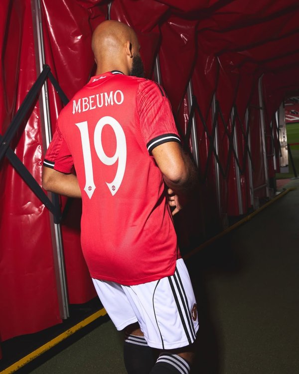 Manchester United chính thức tuyên bố rằng MBEMO đã tham gia 71 triệu và mặc áo số 19! Lý do trì hoã